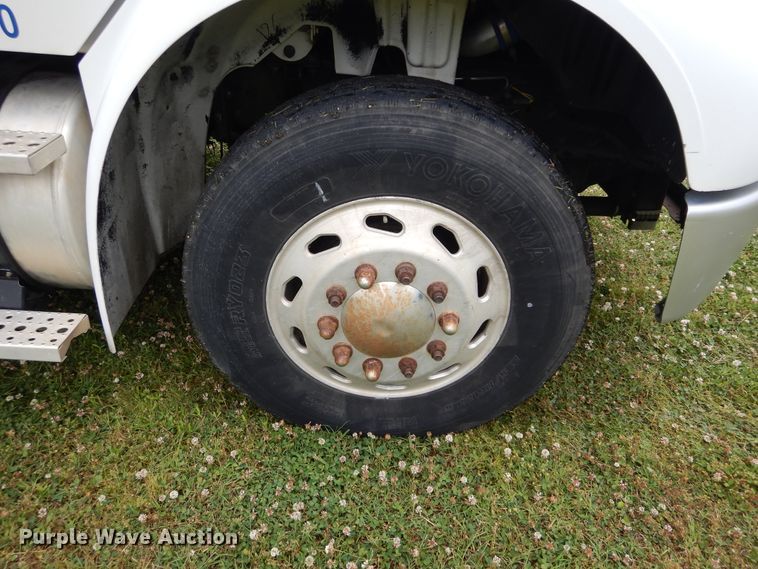 image for item HA9169 2005 Freightliner Business Class M2  semi truck