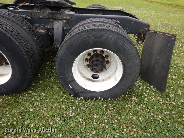 image for item HA9169 2005 Freightliner Business Class M2  semi truck