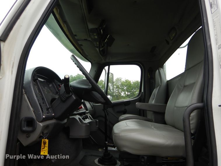 image for item HA9170 2007 Freightliner Business Class M2  semi truck