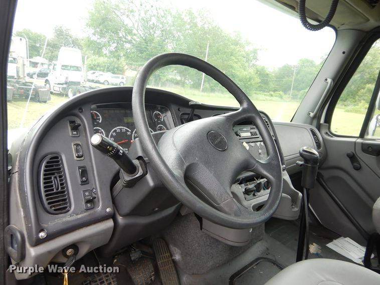 image for item HA9170 2007 Freightliner Business Class M2  semi truck