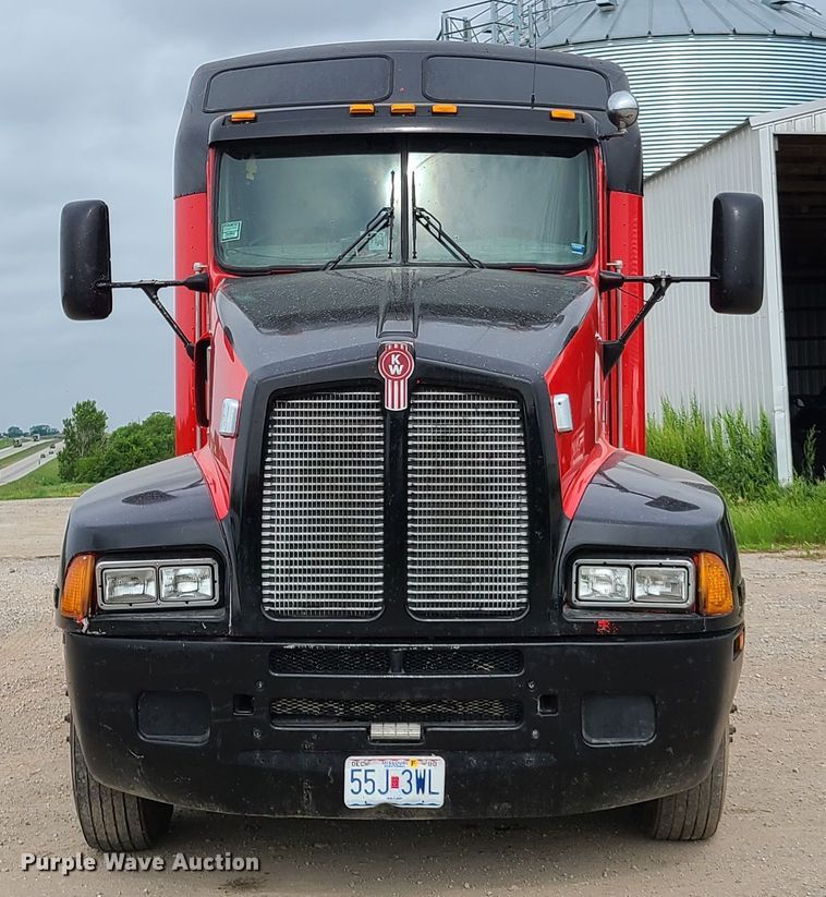 image for item K5809 2003 Kenworth T600 semi truck