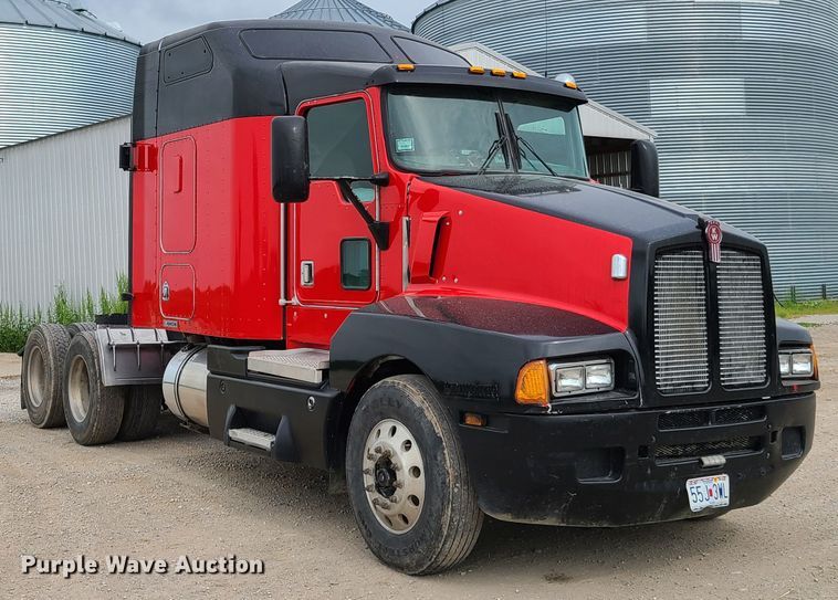 image for item K5809 2003 Kenworth T600 semi truck