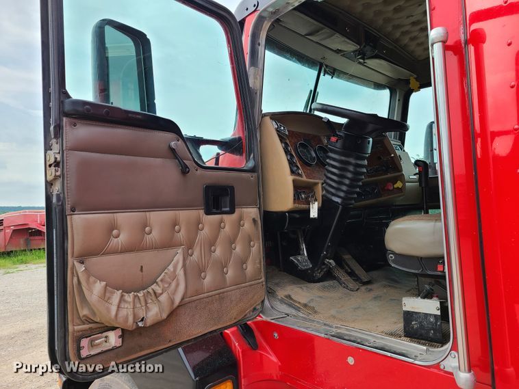 image for item K5809 2003 Kenworth T600 semi truck