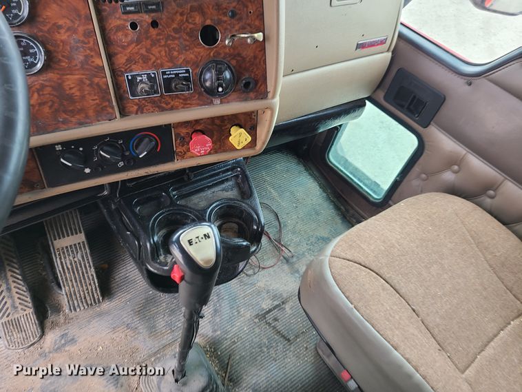 image for item K5809 2003 Kenworth T600 semi truck