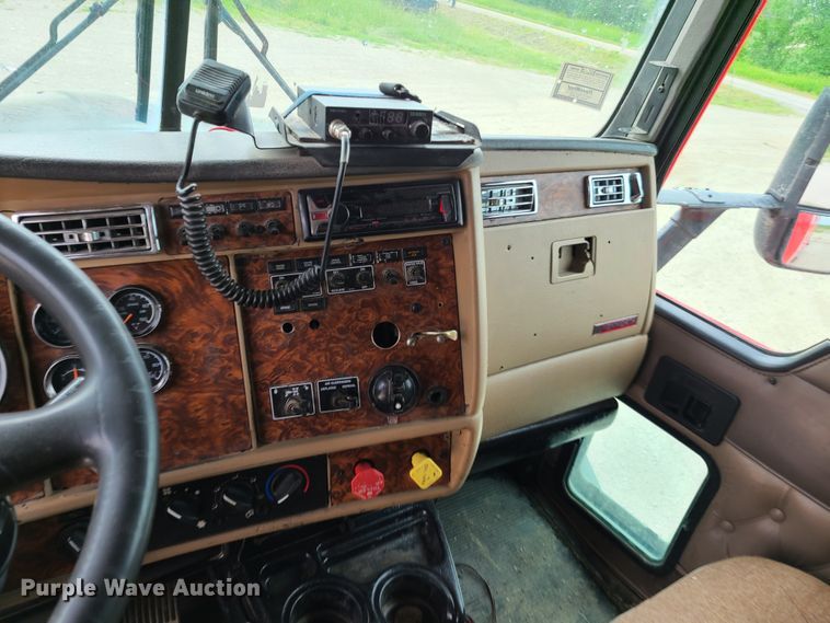 image for item K5809 2003 Kenworth T600 semi truck