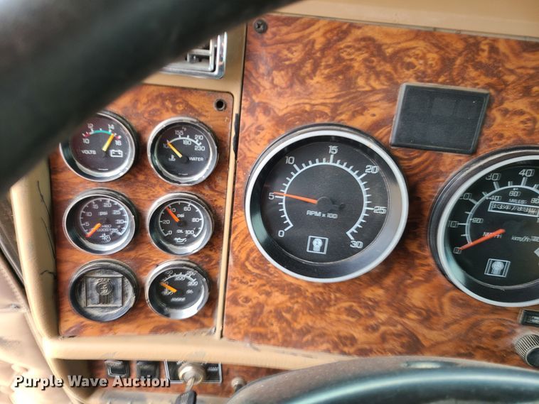 image for item K5809 2003 Kenworth T600 semi truck