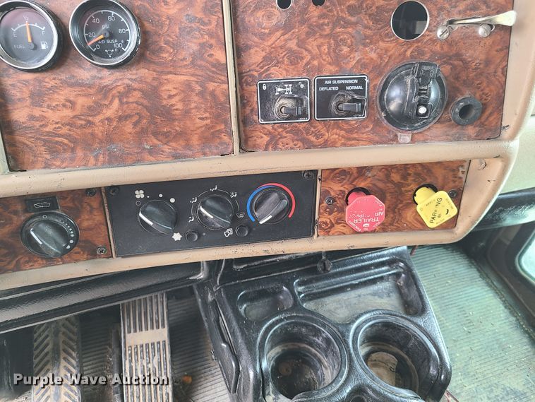 image for item K5809 2003 Kenworth T600 semi truck