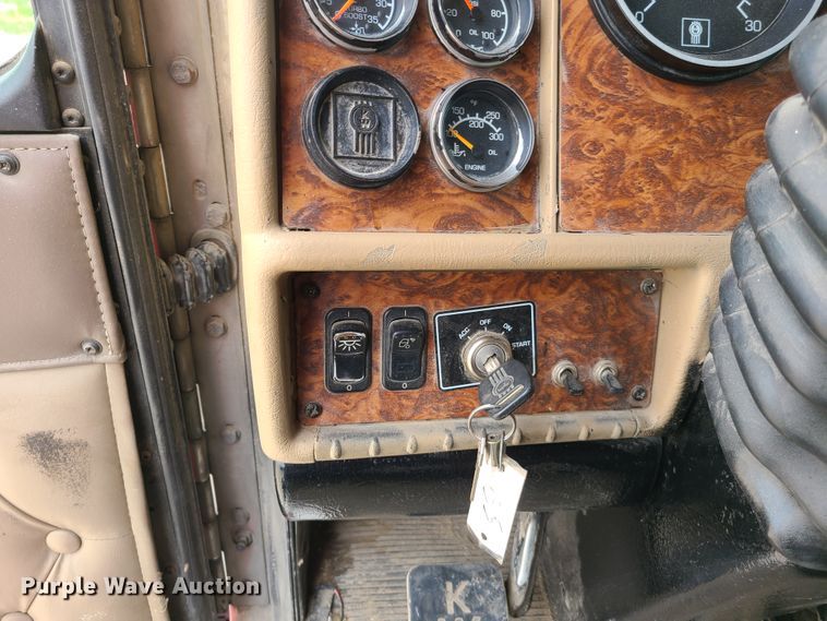 image for item K5809 2003 Kenworth T600 semi truck
