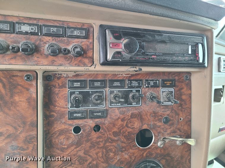 image for item K5809 2003 Kenworth T600 semi truck