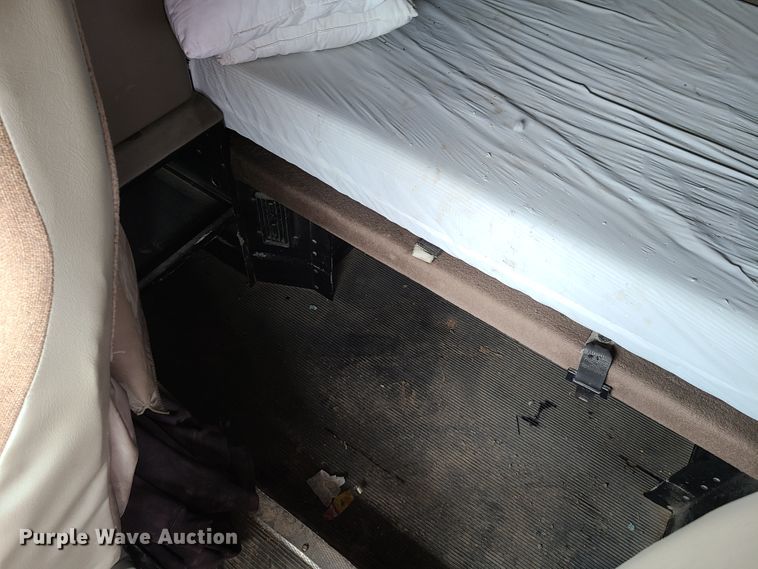 image for item K5809 2003 Kenworth T600 semi truck