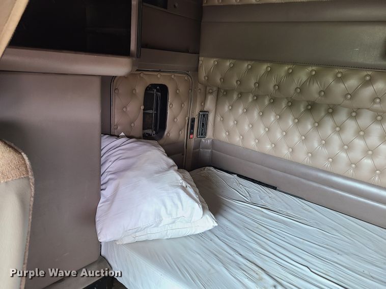 image for item K5809 2003 Kenworth T600 semi truck