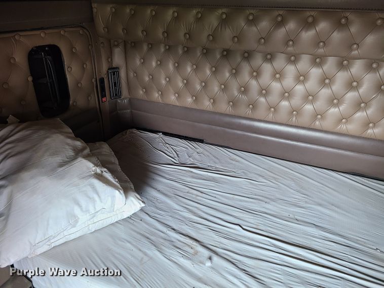 image for item K5809 2003 Kenworth T600 semi truck