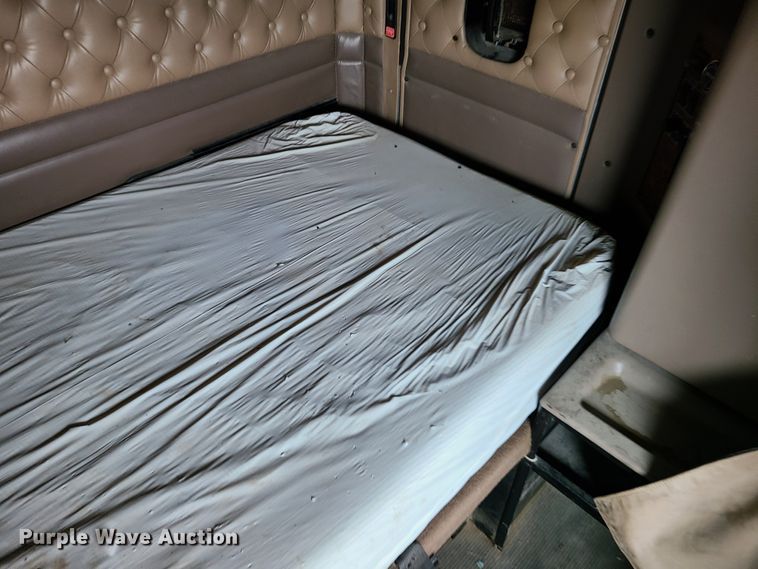 image for item K5809 2003 Kenworth T600 semi truck