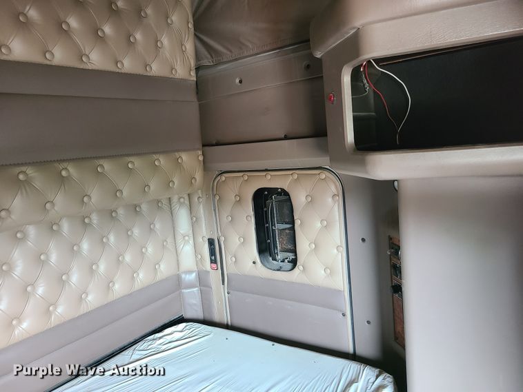 image for item K5809 2003 Kenworth T600 semi truck