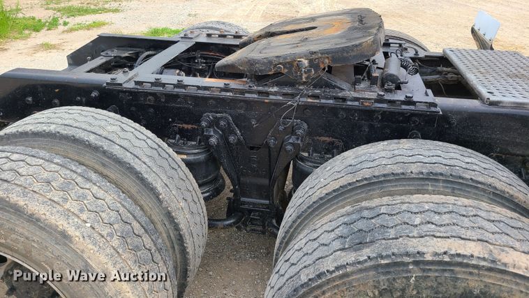 image for item K5809 2003 Kenworth T600 semi truck