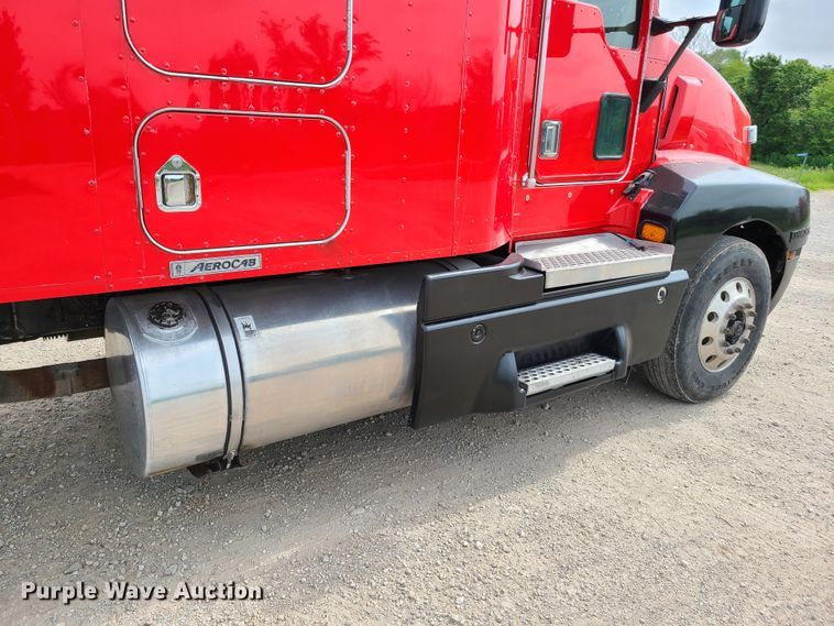 image for item K5809 2003 Kenworth T600 semi truck