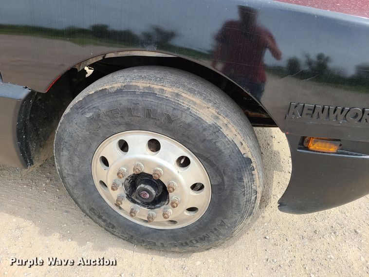 image for item K5809 2003 Kenworth T600 semi truck