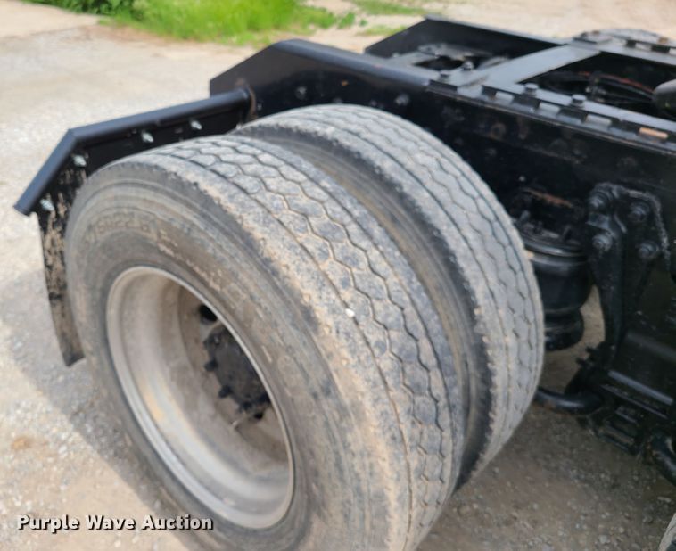 image for item K5809 2003 Kenworth T600 semi truck