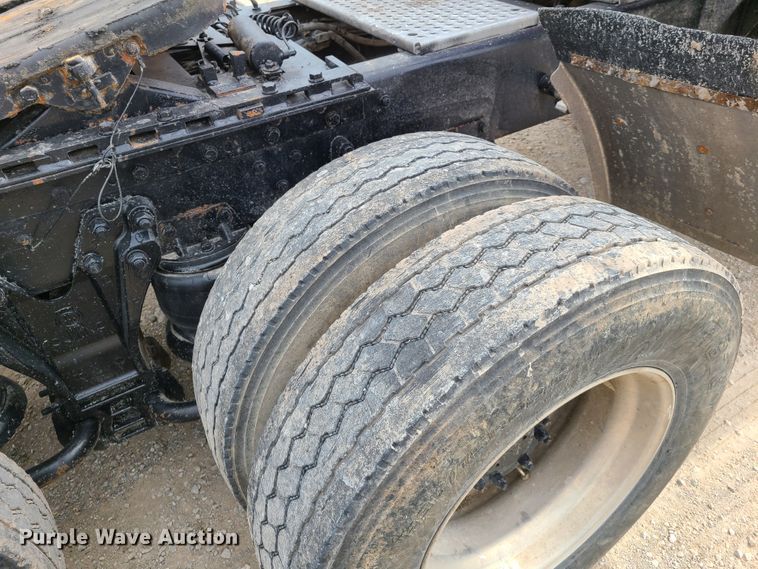 image for item K5809 2003 Kenworth T600 semi truck