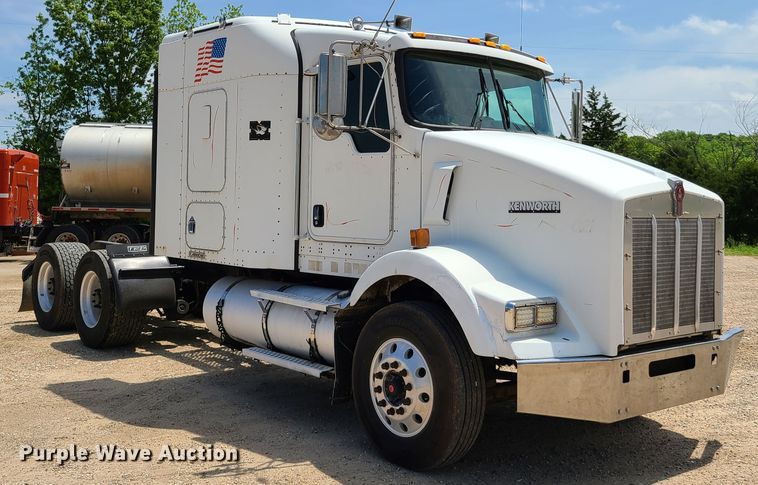 image for item K5895 2002 Kenworth T800  semi truck