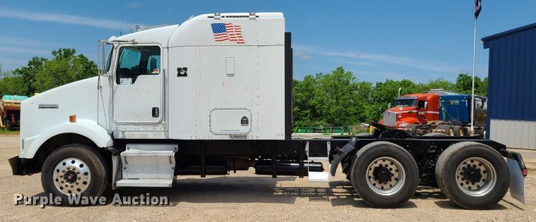 image for item K5895 2002 Kenworth T800  semi truck