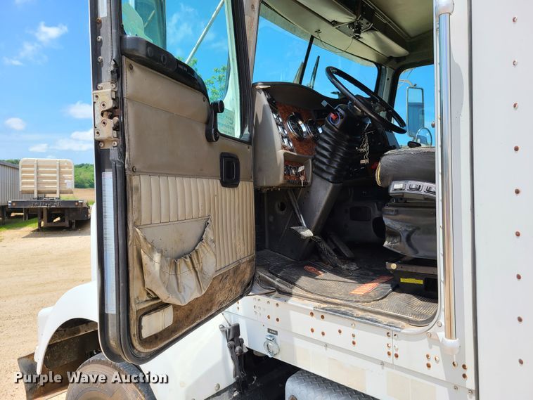 image for item K5895 2002 Kenworth T800  semi truck