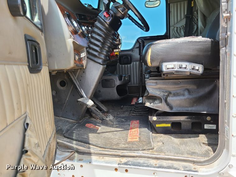 image for item K5895 2002 Kenworth T800  semi truck