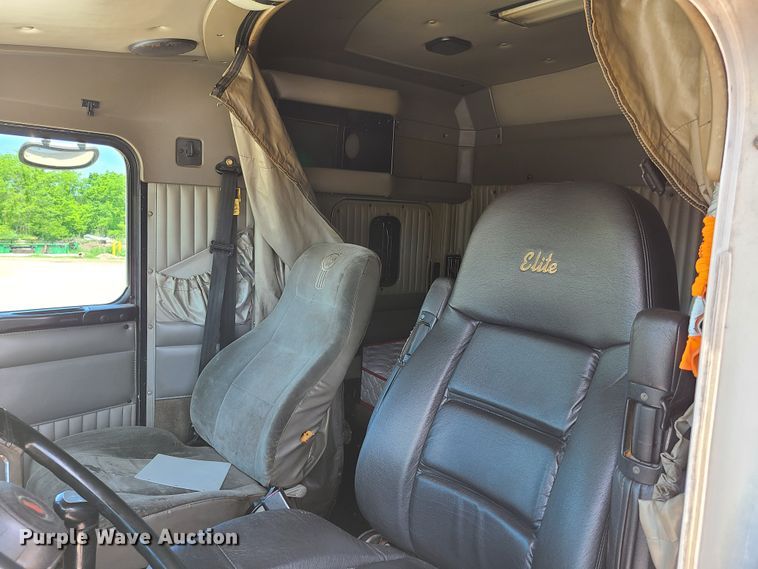 image for item K5895 2002 Kenworth T800  semi truck