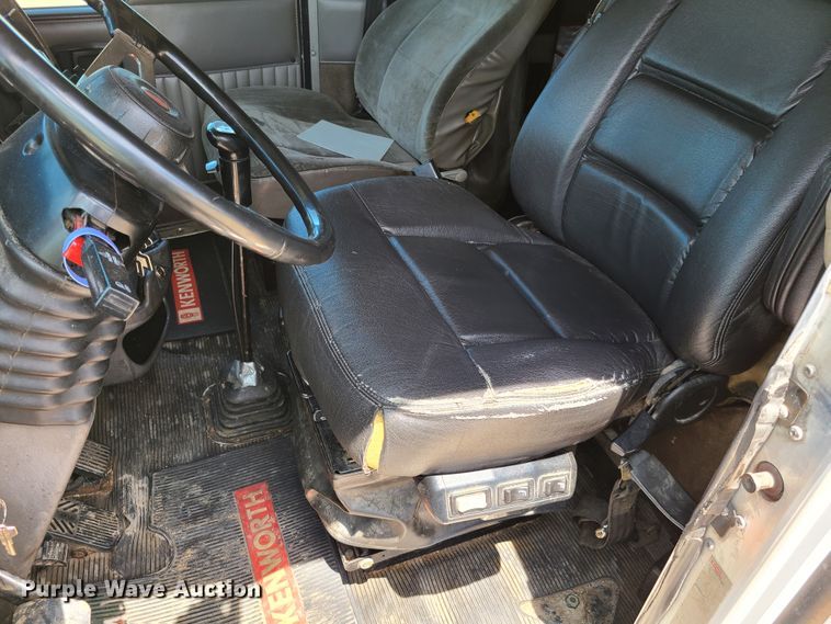 image for item K5895 2002 Kenworth T800  semi truck