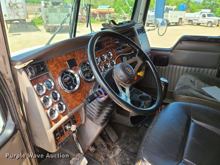 image for item K5895 2002 Kenworth T800  semi truck