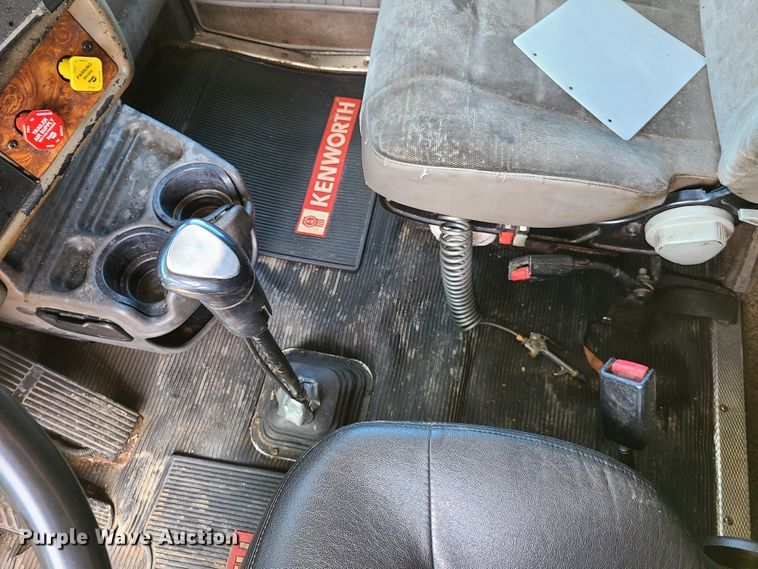 image for item K5895 2002 Kenworth T800  semi truck