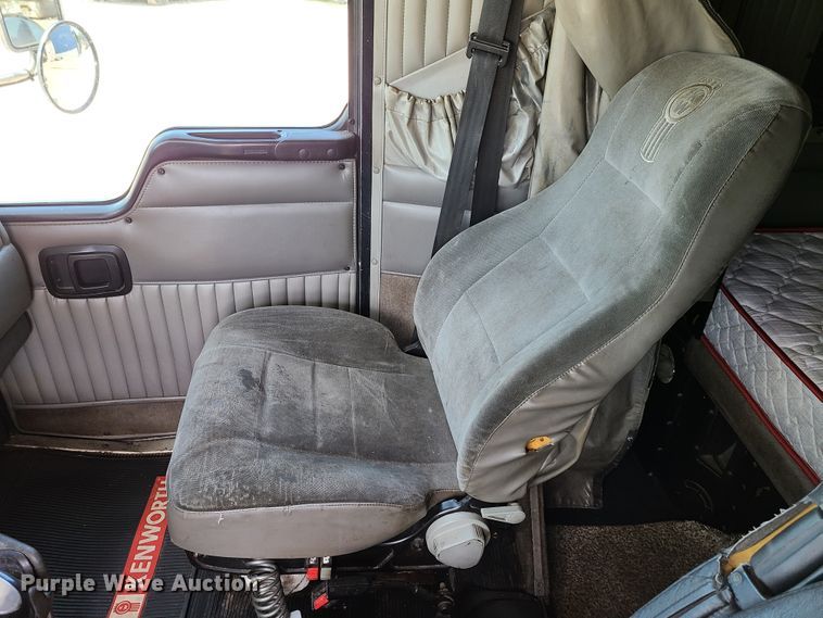 image for item K5895 2002 Kenworth T800  semi truck