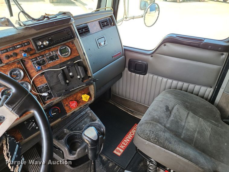 image for item K5895 2002 Kenworth T800  semi truck