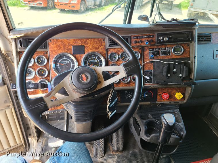 image for item K5895 2002 Kenworth T800  semi truck