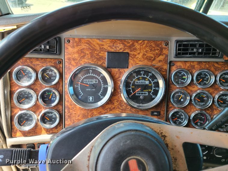 image for item K5895 2002 Kenworth T800  semi truck