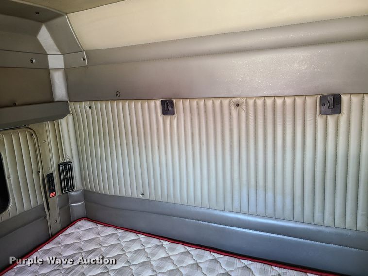 image for item K5895 2002 Kenworth T800  semi truck