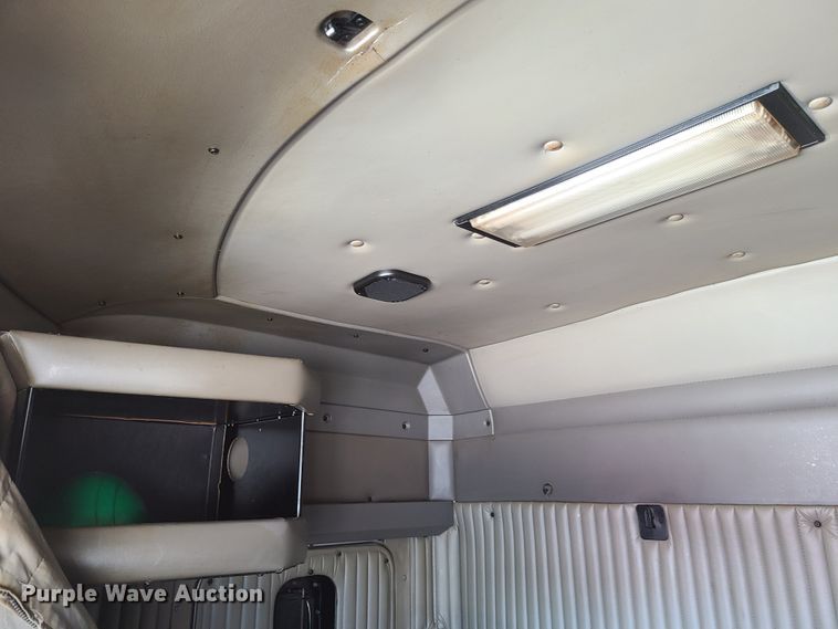 image for item K5895 2002 Kenworth T800  semi truck