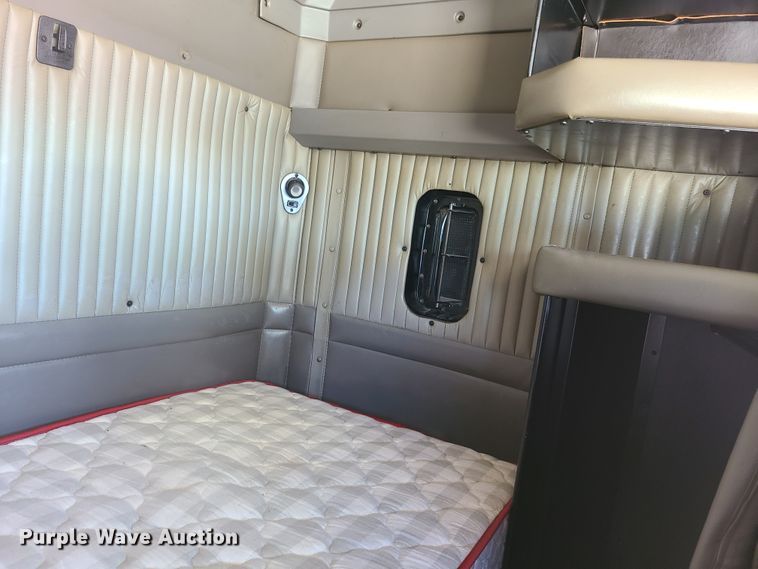 image for item K5895 2002 Kenworth T800  semi truck