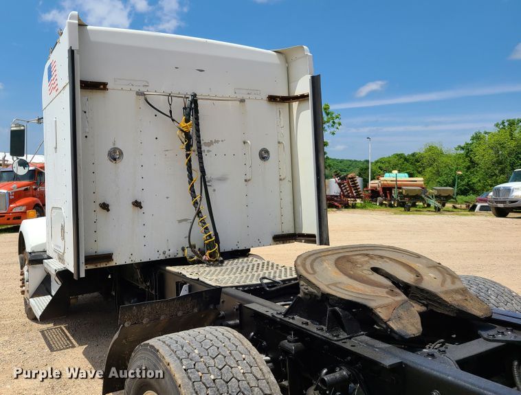 image for item K5895 2002 Kenworth T800  semi truck