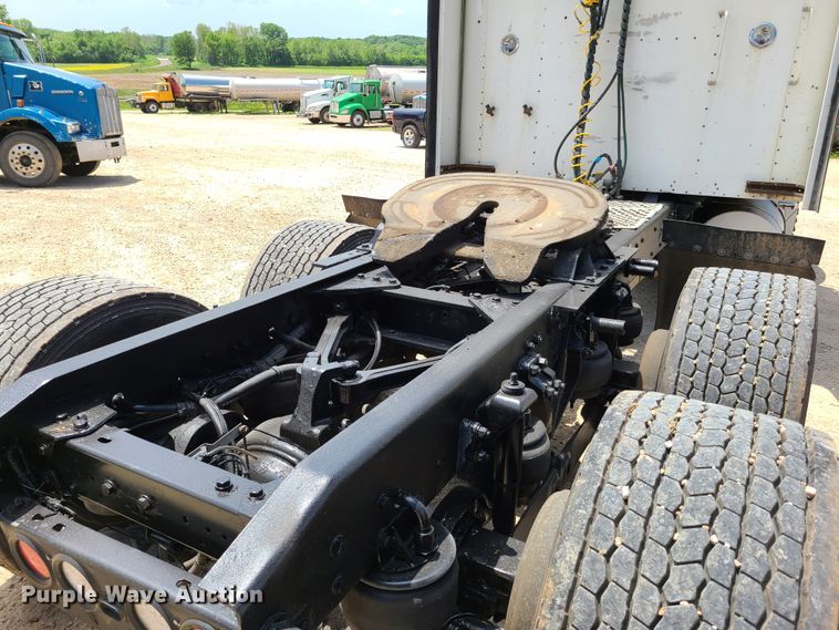 image for item K5895 2002 Kenworth T800  semi truck