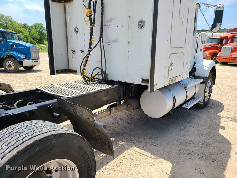 image for item K5895 2002 Kenworth T800  semi truck