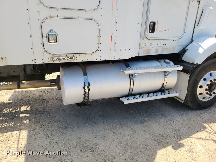 image for item K5895 2002 Kenworth T800  semi truck