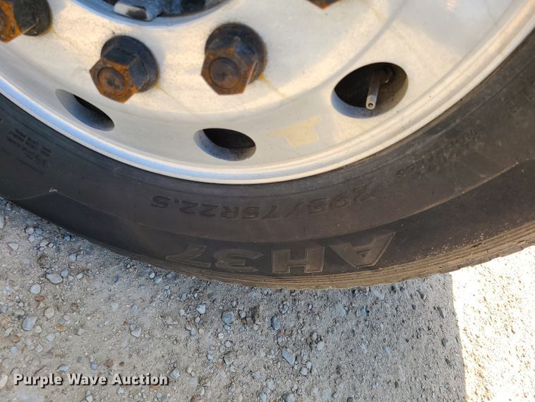 image for item K5895 2002 Kenworth T800  semi truck