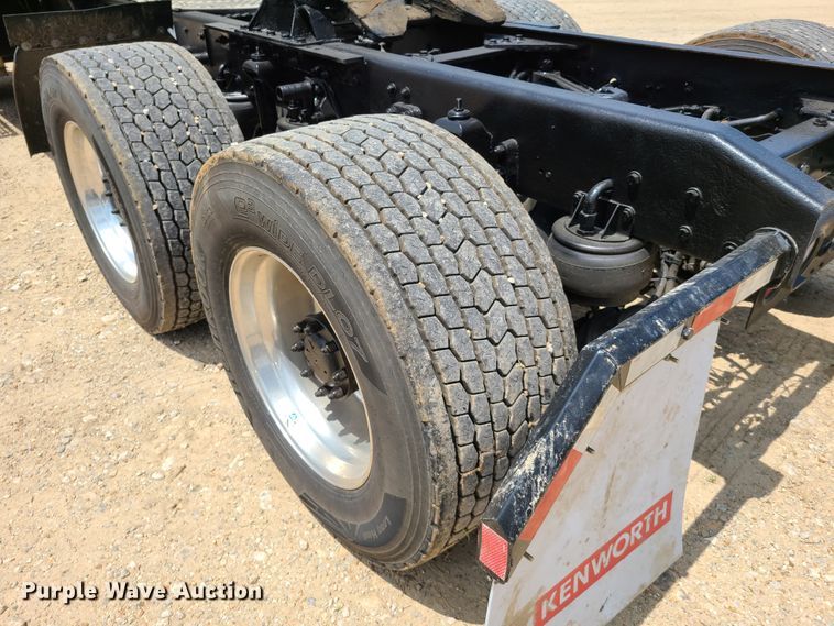 image for item K5895 2002 Kenworth T800  semi truck