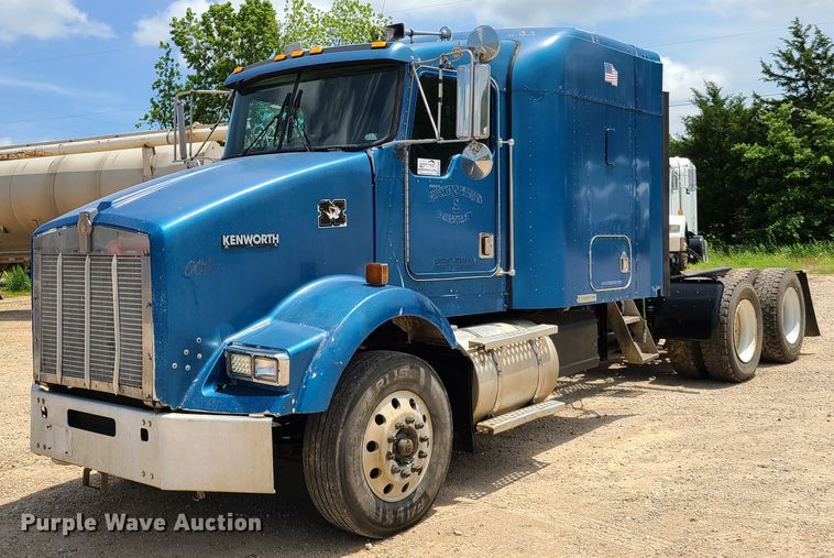 image for item K5896 2000 Kenworth T800  semi truck
