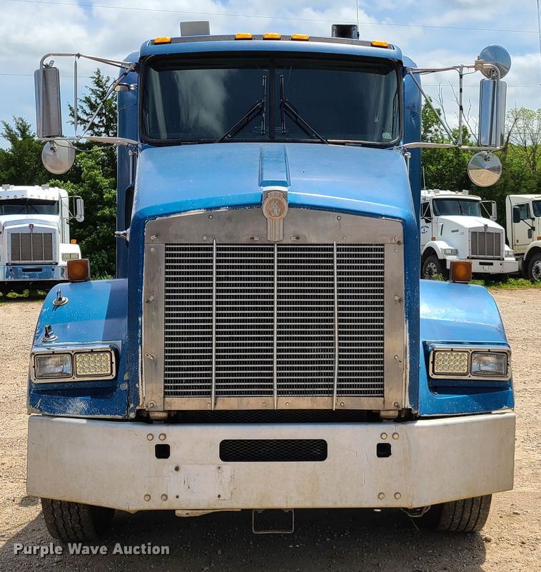 image for item K5896 2000 Kenworth T800  semi truck