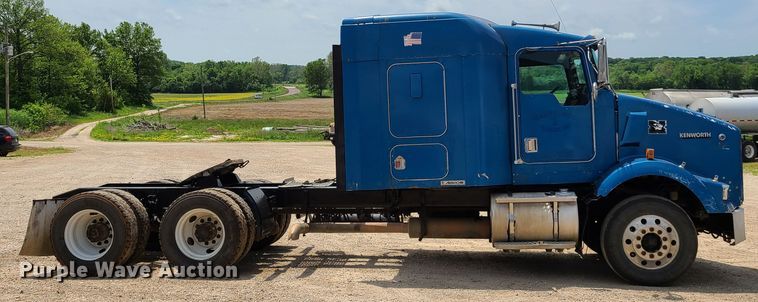 image for item K5896 2000 Kenworth T800  semi truck