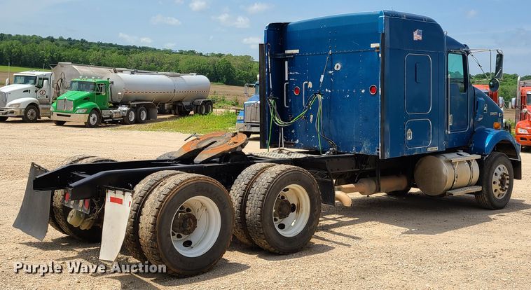 image for item K5896 2000 Kenworth T800  semi truck