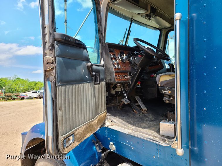 image for item K5896 2000 Kenworth T800  semi truck