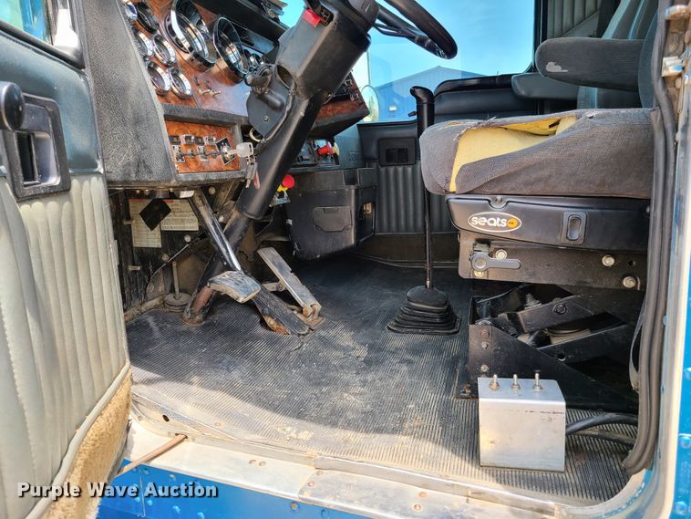 image for item K5896 2000 Kenworth T800  semi truck